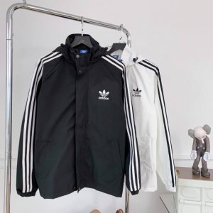 Adidas阿迪达斯三叶草专柜同款发售经典三杠连帽夹克最优品质 爆炸上新 出街回头率超高的的夹克外套！三杠的设计搭配上左胸的小Logo设计，既经典又不失新潮！定