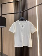 P200 玛吉拉 2025年新版短袖经典圆领T恤匠心独运的定义。小落肩版型配合优质面料,让基础款也能彰显格调。胸前标志性的四针装饰简约克制,透露品牌Dna。纯棉