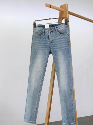 gucci 古驰 2025Ss春夏新品 文艺复兴牛仔 水洗蓝把佛罗伦萨阳光穿在身上 微锥剪裁让五五身秒变九头身 腰头双G图腾像美术馆藏品编号 搭马衔扣乐福鞋是亚