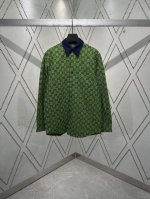 G家 25Ss新款Gg字母交织图案焕新诠释品牌的隽永优雅风范和精湛工艺。这款宽松版型衬衫采用Gg Vichy棉毛混纺提花面料打造，搭配珍珠母贝纽扣，更显精致格调