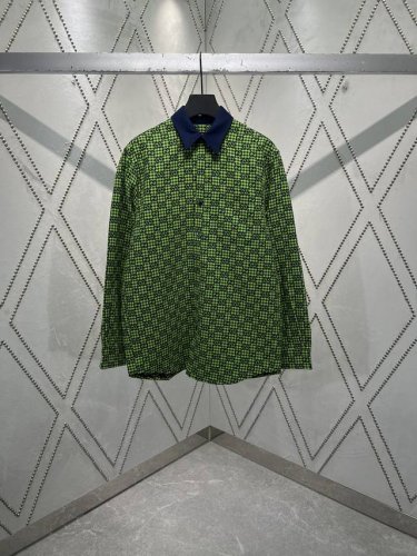 G家 25Ss新款Gg字母交织图案焕新诠释品牌的隽永优雅风范和精湛工艺。这款宽松版型衬衫采用Gg Vichy棉毛混纺提花面料打造，搭配珍珠母贝纽扣，更显精致格调