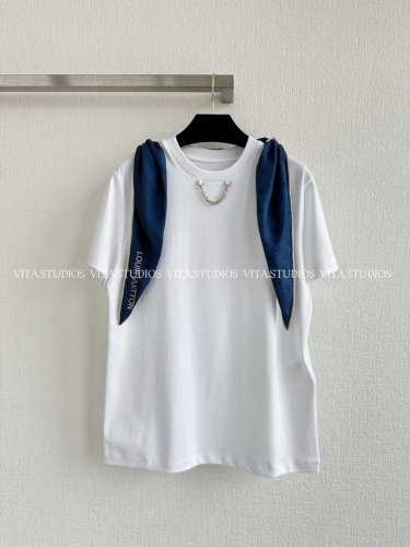 爆款翻单预定 丝巾金属链条T恤 采用斜纹全棉材质，搭配深蓝色桑蚕丝丝巾 手感柔软，组织密实，有自然的光泽，良好的吸湿 透气性，封边密针工整。 常规短袖T恤的裁剪