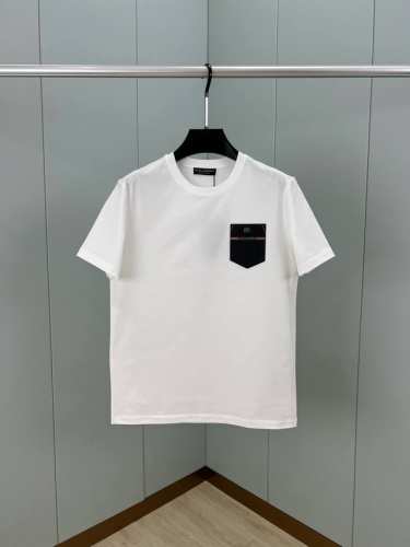 dolce&Gabbana 25春夏新品贴袋皮牌+金属品牌英文标识短袖T恤，衣橱典范单品演绎品牌标志性风格，为男士衣橱注入新意。采用定制80支双股丝光棉面料；黑
