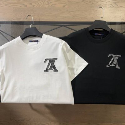 lv 路易威登 2025春夏新款刺绣Logo字母短袖T恤 胸前描边绣当季新设计Lv字样，后背品牌专属贴布绣线条图案精密刺绣，极简主义用到极致。取用280高克重水