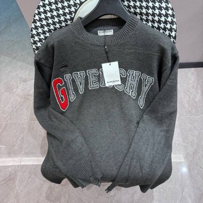 Givenchy纪梵希 24S毛巾绣Logo圆领毛衣 经典针织服是采用精致细节 和标志性品牌符号焕新演绎迷人魅力 彰显品牌的传统精髓 无限延伸别样气质款毛衣单穿