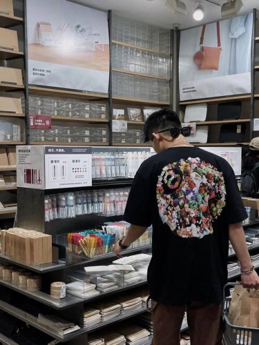 stussy 8号球系列 Ss23 春夏系列 Plush Tee 玩偶图案字母Logo印花宽松圆领短袖T恤 男女同款 采用260克双砂面料 三针五线做工，领口包