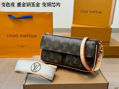 飞机盒 变色皮 重金钢五金 变频芯片 长短两条肩带 Lv骆驼包腋下包 设计有复古的颜值 好看百搭 休闲又不失优雅 简直美翻了 尺寸：24 13