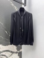 l家 25Ss———早春新品法式风绑带蝴蝶结设计衬衫 上身高级大气优雅 定制五金装饰复古有型特别好看 百分百人丝面料手感无敌了 简洁感设计实穿性很强 不管是日常