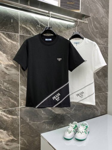 隔天到 Prada 普拉达 高品质320克 拼接字母印花金属三角标 原版面料 官方同款 短袖T恤 同缸染面料 手感非常舒服 春夏最新砖柜同步 时尚又个性 超级百