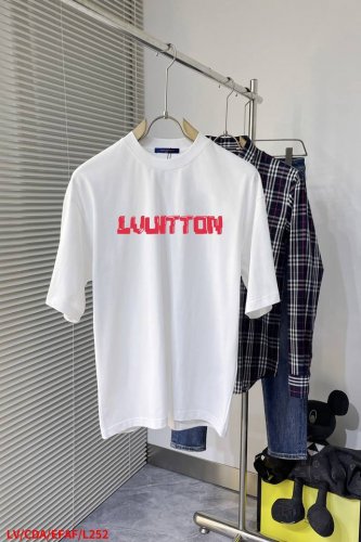 L252 Lv路易威登 新款字母印花双层重工短袖T桖 字母图案不管是T桖还是卫衣都是每年的爆款单品 前幅大面积印花采用大康丽数码印花机直喷 成本极高 经过多次的