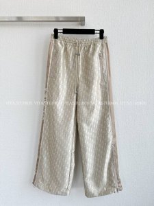 爆款现货 塔夫绸提花高腰阔腿裤 采用Yb高定米色和米白色塔夫绸提花科技面料，质感高级，丰富视觉层次 高腰版型，拉长腿部线条。侧面字母条形图案，侧袋和后袋拉链设计