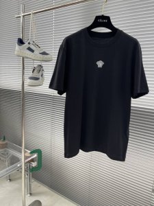 Versac 刺绣细节全棉短袖T恤 订织全棉面料质感好 面料舒适亲肤 尺码:S-Xxl s码衣长66 胸围100 肩宽43 m码衣长67 胸围104 肩宽45