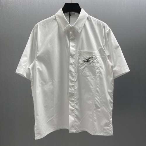 cd 铃兰刺绣口袋白短衬衫 Size S-Xl 这款短袖衬衫突显 Christian Dior Couture 刺绣，点缀以铃兰花朵，向 Dior 先生对花