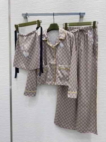 gucc*I2025Ss季上新品 贵族复古风睡衣家居服 橱窗系列Monogram数码热转印印花 居家贵妇太太 睡衣风套装 衬衫搭配橡筋直筒裤！低调奢华高级！搭配