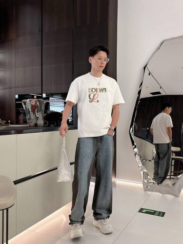 Qian Loewe 2025夏季新款短袖T恤，特色Logo的刺绣工艺，个性艺术系列全网独家首发 百搭款细节处理完美240克纯棉面料十分精致 原版面料 网红明星