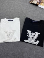 驴牌Lv男士春款圆领短袖，香港洋行渠道货，重磅高端臻品，高奢品鉴白金级单品，25年官柜新品，欧洲区域限量售卖款！视觉相当雅致时髦，辨识度颇为鲜明，复古且时髦，非
