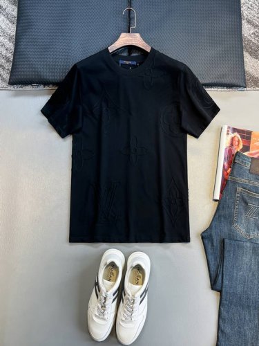 LV25Ss春夏新款平纹针织棉布纯色圆领短Tee，男女同款链式刺绣老花图案宽松休闲短袖T恤衫！贸易公司渠道稀出，同步官网发售13950Rmb！本款T恤以链式刺绣