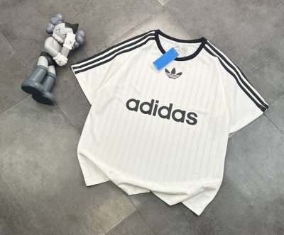 潮牌夏季新款Adidas三叶草三条纹印花球衣短袖T恤男女同款宽松半袖！插肩款的肩部设计运用三条杠元素！面料采用巴黎Zp定织定染全棉双纱！休闲运动都可以冲不挑总结