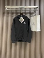 Arcterxy 始祖鸟轻量款连帽冲锋衣！多功能立体剪裁！情侣同款！采用面料配合里衬技术，具有良好的透气效果。修身款式，拼接设计让活动更加自如，贴合头部的兜帽增