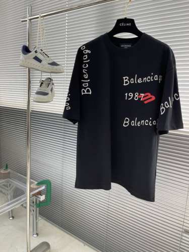 Balenciag 2025Ss春夏最新款圆领时尚短袖T恤，官网同步，专柜纯棉面料！贴肤舒适，耐看又好穿，经典简约Logo设计，原厂工艺一丝不苟，型男必备单品