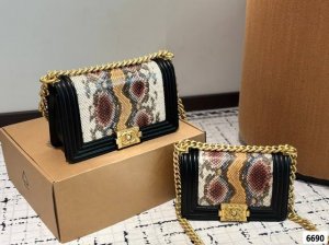 大号 小号 香奈儿辣妈包 Chanel Leboy满满的小香风 可爱飒酷女孩必备 超级抢眼 Chanel 真叫人无法抗拒 尺寸：大号25 15 小号20 12