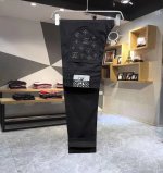 春夏Lv 新品时尚原单牛仔裤采用进口高档洗水牛仔面料，奢华品牌字母Logo设计 上身随意舒服！收口搭配无束缚感！海外欧洲专柜同品，上身时尚运动显时尚，很低调且不