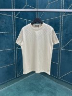 驴家 25Ss新款 T 恤为轻盈棉质针织铺陈全幅 Monogram Gradient 图案，展现 Monogram 印花自肩部向胸口消散之景，为休闲造型注入品牌