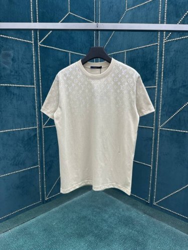 驴家 25Ss新款 T 恤为轻盈棉质针织铺陈全幅 Monogram Gradient 图案，展现 Monogram 印花自肩部向胸口消散之景，为休闲造型注入品牌
