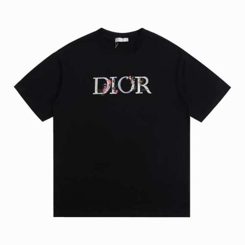 上新 本地最 Dior迪奥新款胸前渐变色花卉字母刺绣短袖 多样的花朵为Dior标识上衣赋予挚爱浓情 宽松版型显瘦包容性极好 圆领设计修饰了脖颈线条 胸前的立体刺