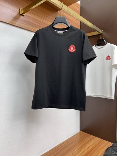 蒙口 Ss新工艺Logo纯棉质阔版圆领男士短袖T恤，新季新推系列将标识巧妙融入设计，塑就一系列充满复古风情的运动风单品。在这款百搭T恤上，带着一丝怀旧意蕴的图案