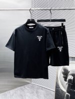普拉达 Prada 2025Ss夏季新款 休闲 短袖 短裤 套装，高端版本！专柜定制面料 透气舒适度高，细节无可挑剔，品牌元素设计理念，体现高品质。手感细腻柔软