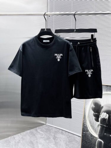 普拉达 Prada 2025Ss夏季新款 休闲 短袖 短裤 套装，高端版本！专柜定制面料 透气舒适度高，细节无可挑剔，品牌元素设计理念，体现高品质。手感细腻柔软