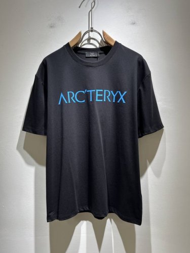 arcter*X始*祖鸟 2025春夏新款男女同款短袖T恤户外品牌可能大家第一想到的就是加拿大鹅、始祖鸟。给人一种标签试的感觉！除了在款式设计上颇有造诣之外，最