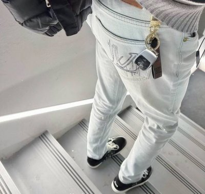 供 Lv路易威登 流苏绣花 牛仔裤 修身剪裁 面料带弹力 重洗水 颜色超正 后口袋流苏刺绣 颜色：冰翠蓝 身高175体重115男生上身M修身 宽松可以选大一码