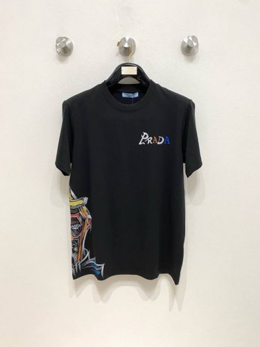 普拉达 高定面料 玉蚕丝般的丝滑 2025春夏新品上市时尚经典圆领短袖时尚单品设计，更加时尚舒适，高标准定制，上身非常有型，人工手绘工艺， 客供辅料，客供进口高