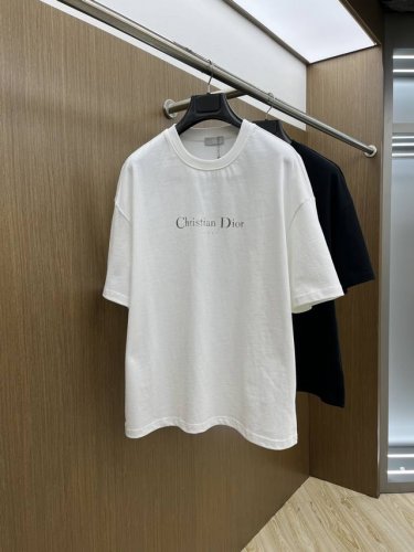 cd Ss夏装新品 专柜在售 最新系列图案Logo短袖T恤 必须人手一件的节奏！ 进口顶极精梳棉面料，极为亲肤舒适 摸上去非常的细腻，质感很好，完美体现立体感