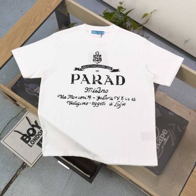 款号 Zsf7021 2025新款prada普拉达都市街头字母图案Logo印花休闲情侣短袖T恤 经典勾勒时尚轮廓 parad 字样醒目立于前 搭配精致徽章与装饰