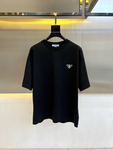 普拉达 2025春夏男士新款Logo圆领短袖T恤 进口定织面料 %100纯棉 面料手感丝滑柔软 透气亲肤性极佳 着身无比的舒适 整体质感相当之高 衣身胸前标志性