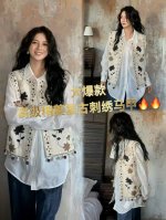P350 外套 无敌大爆款 中式中式精致的花卉刺绣亚麻马甲 如同绽放在时光里的花朵 柔软的面料，搭配上俏皮的毛球装饰 既有复古的韵味，又不失灵动的少女感 谁穿谁