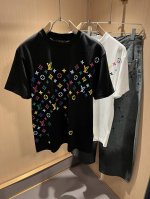 louisvuitt*路易*登 2025春夏全新系列单品上线，非常时髦前卫的一款男女同款短袖T恤，标识Logo图案印花修饰！区别于以往的不同，宣示品牌传承多年的