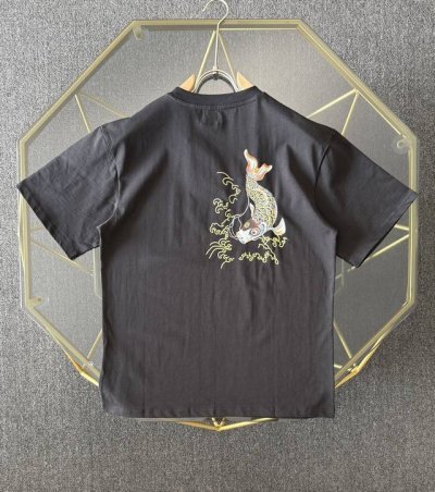 顶级版本Evisu 福神小锦鲤印花T恤 25Ss夏季新品。进口机器印花，色彩鲜明，颜色正，不脱落，不开胶，采用进口颜料，无甲醛，无异味，领口订制织带包边包条，面