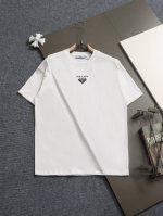 Prad*微宽版型Xs-L 普拉达 25Ss新款胸前金属三角标 印花短袖T恤，这款T恤融运动风极简主义设计和精美细节于一身。拼接了进口家独家布料，前胸的Prad