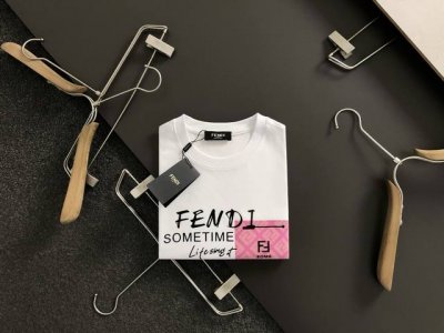 Fend*合身版型M-Xxxl 25春夏顶级双F假口袋立体胶印经典短袖，精致工艺专柜面料，顶级元素融合打造，经典短袖3标齐全，潮男时尚，无论是上身舒适度还是都是