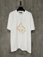 Louis Vuitton 花卉3D标识烫珠短袖 面料：采用32支双面料，面料为精梳新疆棉地织，布匹洗水后为240克。螺纹采用1*1配套双纱螺纹 克为280克