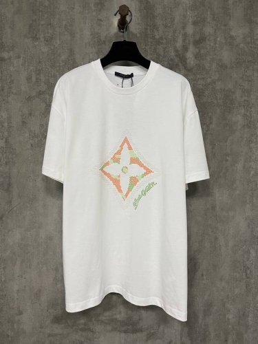 Louis Vuitton 花卉3D标识烫珠短袖 面料：采用32支双面料，面料为精梳新疆棉地织，布匹洗水后为240克。螺纹采用1*1配套双纱螺纹 克为280克