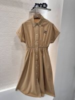 miumi*2025新品上架 翻领衬衫连衣裙 定制Yb斜纹全棉材质 质感舒适 垂顺有型 纽扣开襟短袖衬衫连衣裙 收型舒适 腰间褶皱打榄包容满分 轻松划分上短下长