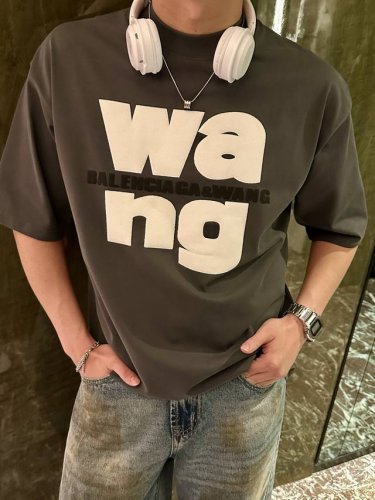 亚历山大王 2025春夏款 官网同步 面料采用重磅纯棉精梳棉面料 Os宽松版型 上身版型超正 日常百搭 衣橱必备单品 尺码 S-3Xl 版型偏大 码数 部位