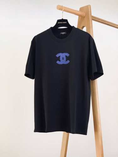 chanel 香奈儿 2025Ss春夏新品 走秀款字母毛巾绣短Tee，甄选优质定织定染面料，舒适透气，久穿不易变形，胸前经典双C毛巾绣字母标识点缀，工艺精湛，款