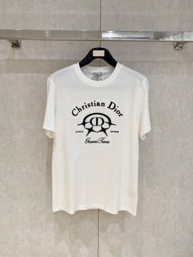 迪*Dior 25Ss春夏新款首发专柜最新款短袖圆领T恤 高端订制 设计前卫时尚！品牌Logo重工艺设计 高端定制240克面料.手感柔软.穿着舒适.专柜级别精致