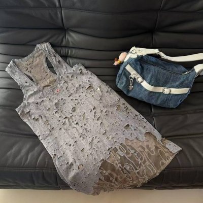 25春夏新款 破坏美学 优秀单品蕾丝双层背心裙 叠搭好物 把蕾丝网格玩出新高度的 做旧 双层的处理展现在棉质织物上 外层剥落感的破碎面料将破碎美学演绎的淋漓尽致